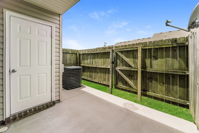 Building Photo - 8035 Logan Dr