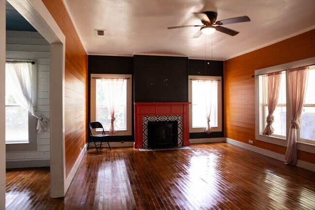 Building Photo - 617 S 5th St