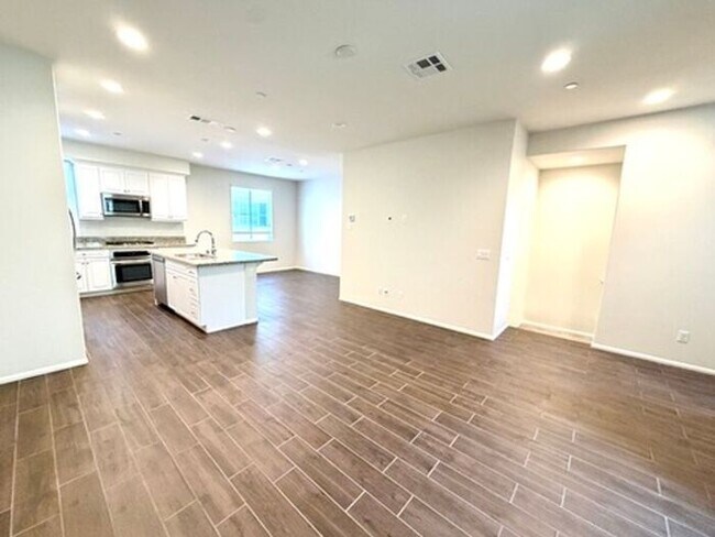 Building Photo - Luxury Townhome for Lease in Rancho Cucamonga