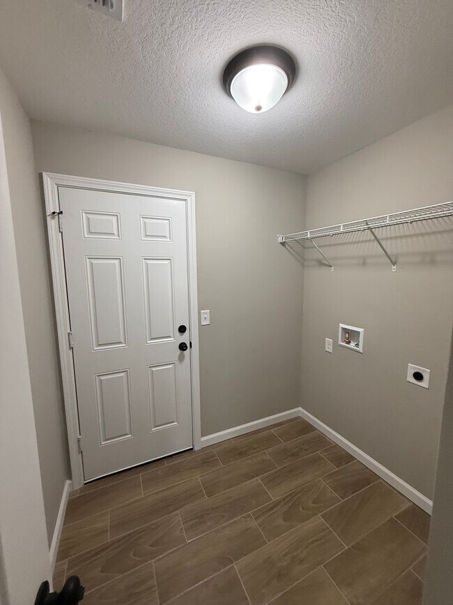 Building Photo - 277 Oak Ln Cir