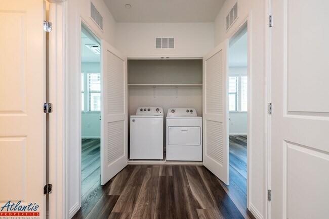 Building Photo - Newly Built Condo | Open Floor Plan | E.V. Outlet