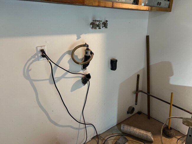 Building Photo - Four bedroom two bathroom home with a pool in Central Davis