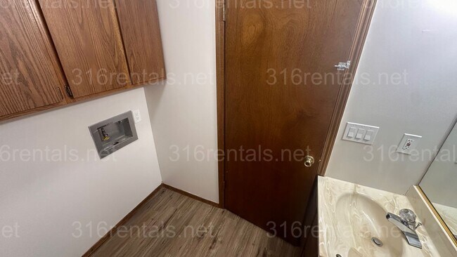 Building Photo - $895 - 2 bed 1.5 bath - Recently Remodeled...