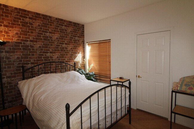 Building Photo - SHOWINGS AVAILABLE NOW