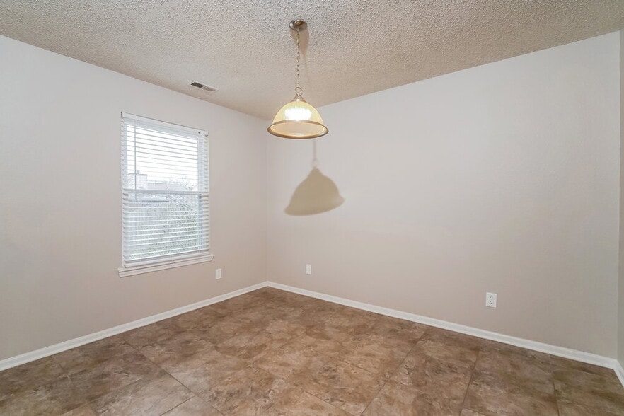 Building Photo - 6113 Longmeadow Dr