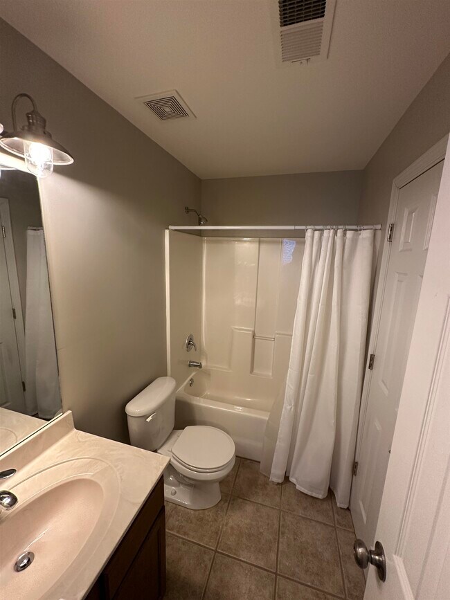 Building Photo - 1354 Island Pl E