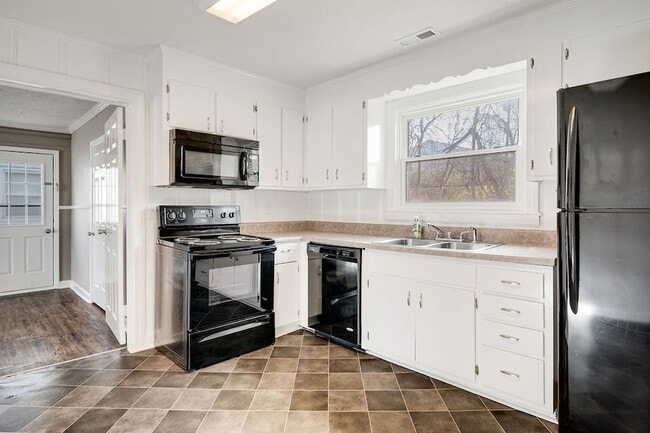 Building Photo - 312 W Schell St