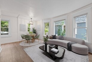 Building Photo - 2026 E Kenilworth Pl