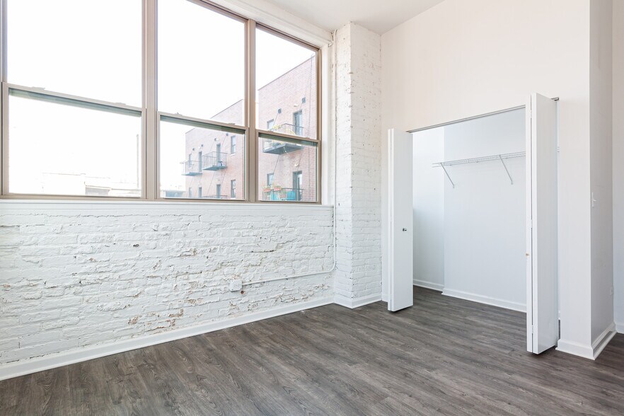 Building Photo - 932 W Dakin St