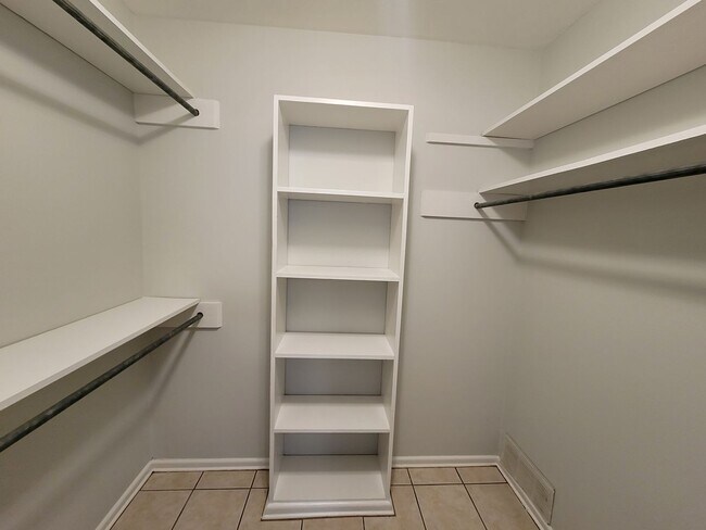 Building Photo - Excellent location! First Floor Condo in NEISD ready for move in Now