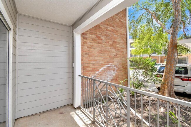 Building Photo - 3225 Woodland Park Dr