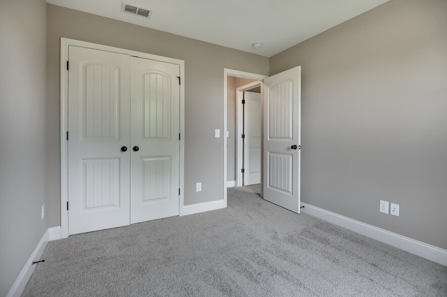 Building Photo - 104 Ambassador Private Cir