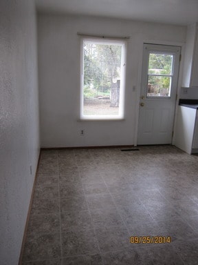 Building Photo - Spacious - lovely home in great location!