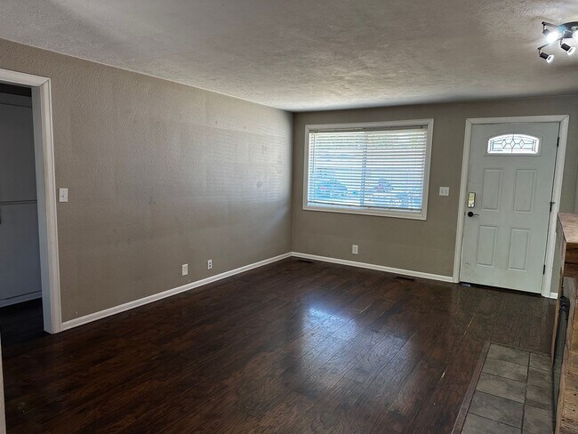 Building Photo - 636-400 NW East Thornton Lake Dr
