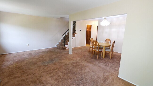 Building Photo - End Unit Townhouse with Full Basement 2BR ...