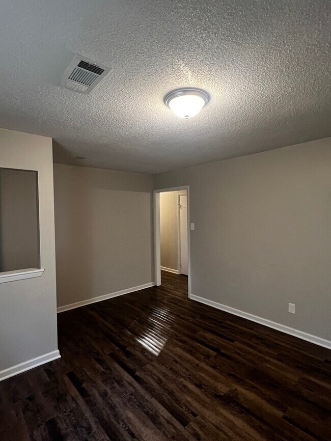 Building Photo - 8702 Oakhaven Dr