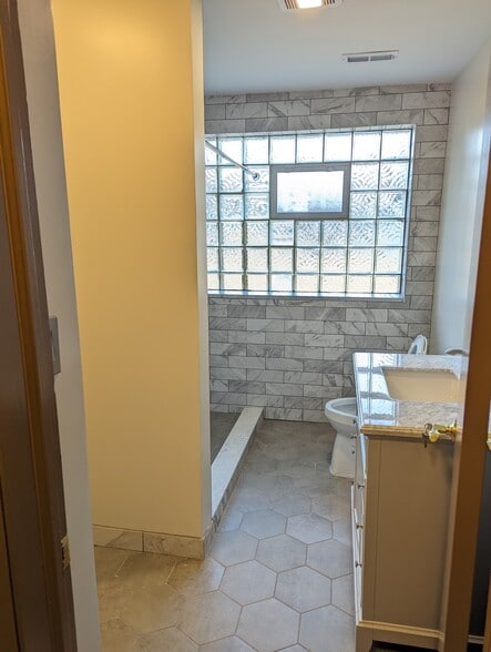 Building Photo - 3322 W Catalpa Ave