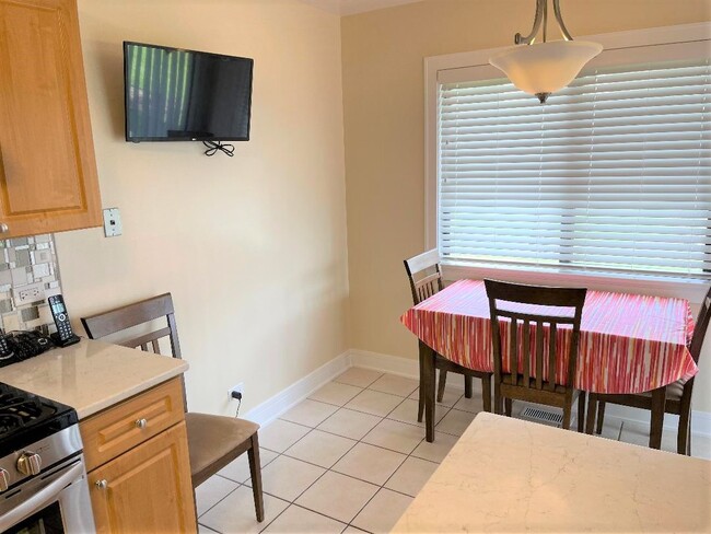 Building Photo - 1050 Southbury Ln