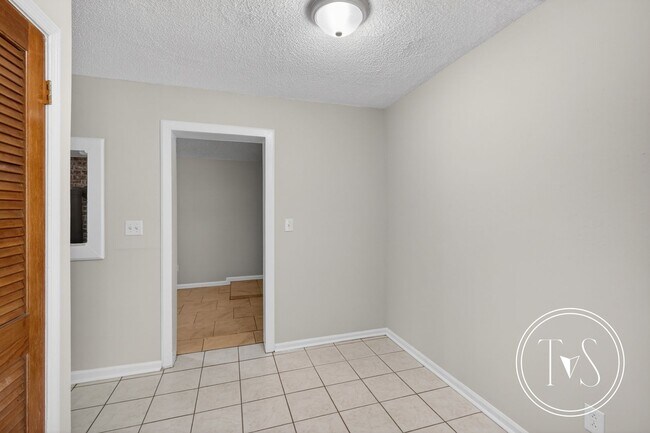 Building Photo - 113 Elm St