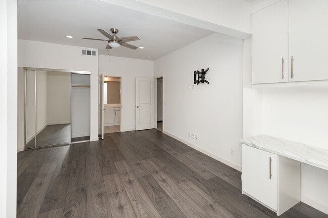 Building Photo - 4 Bedroom, 3 and 1/2 Bath Townhome in the Great Park