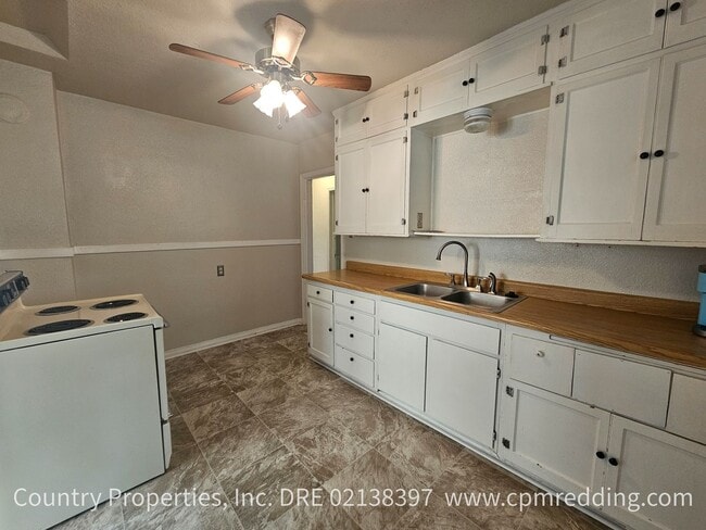Building Photo - Available Now! Downtown 3-Bedroom with Old World Charm and Modern Amenities!