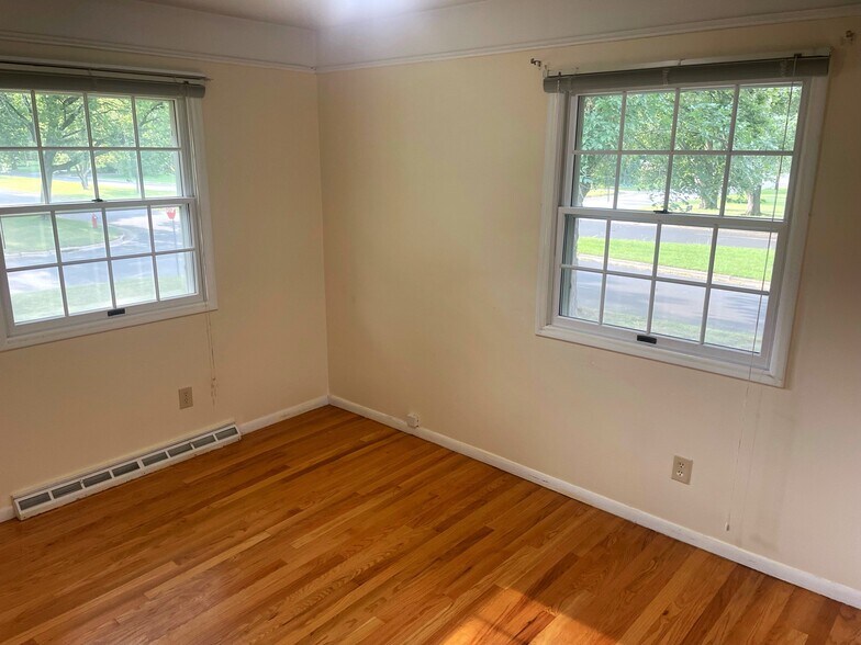 Building Photo - 1522 Cameron Dr