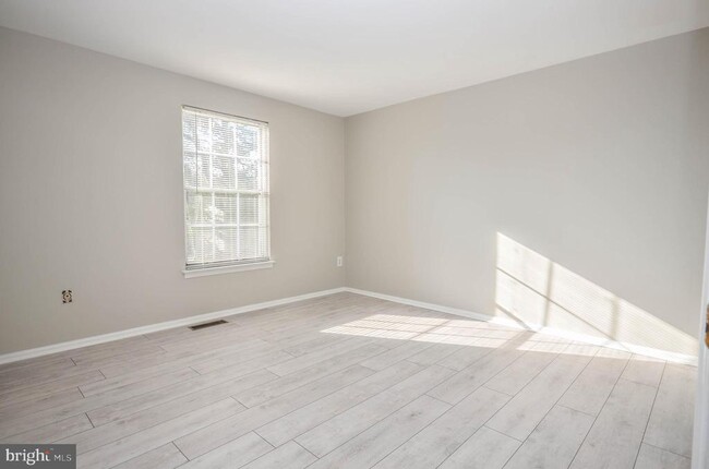 Building Photo - 8 Hines Ct