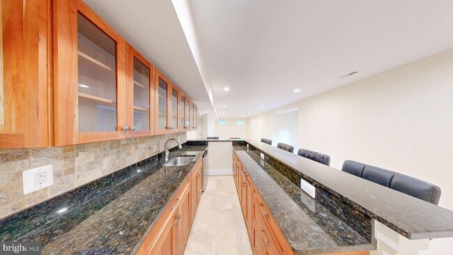 Building Photo - 6403 Earlham Dr