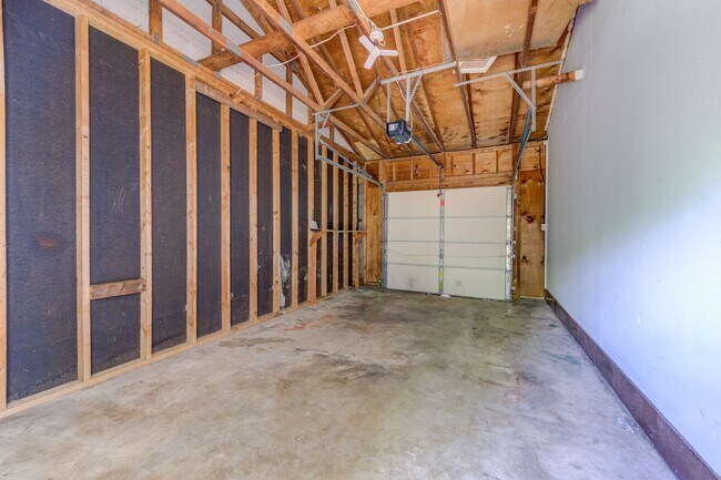 Building Photo - Beautiful renovated three bedroom house