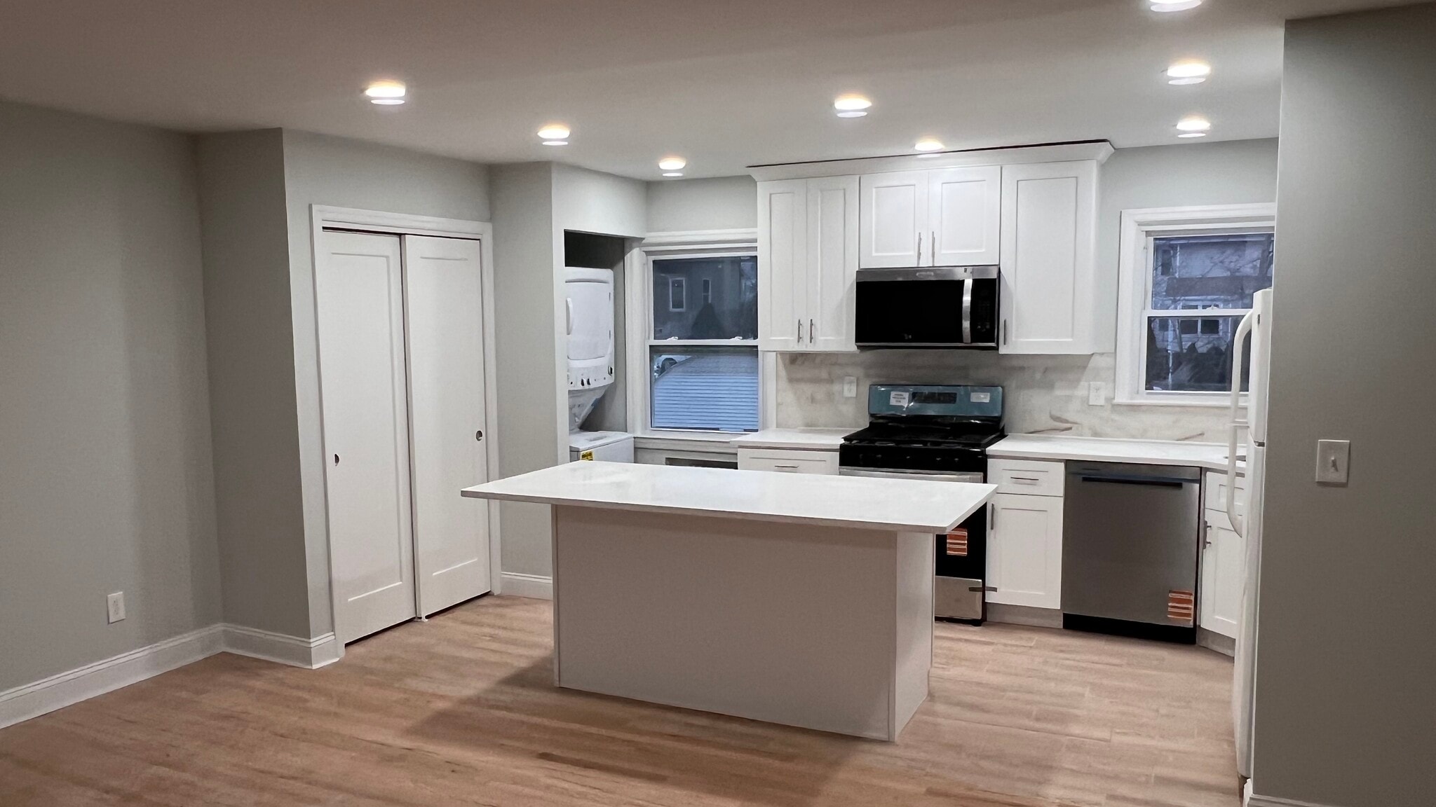 Building Photo - 86 N Walnut St