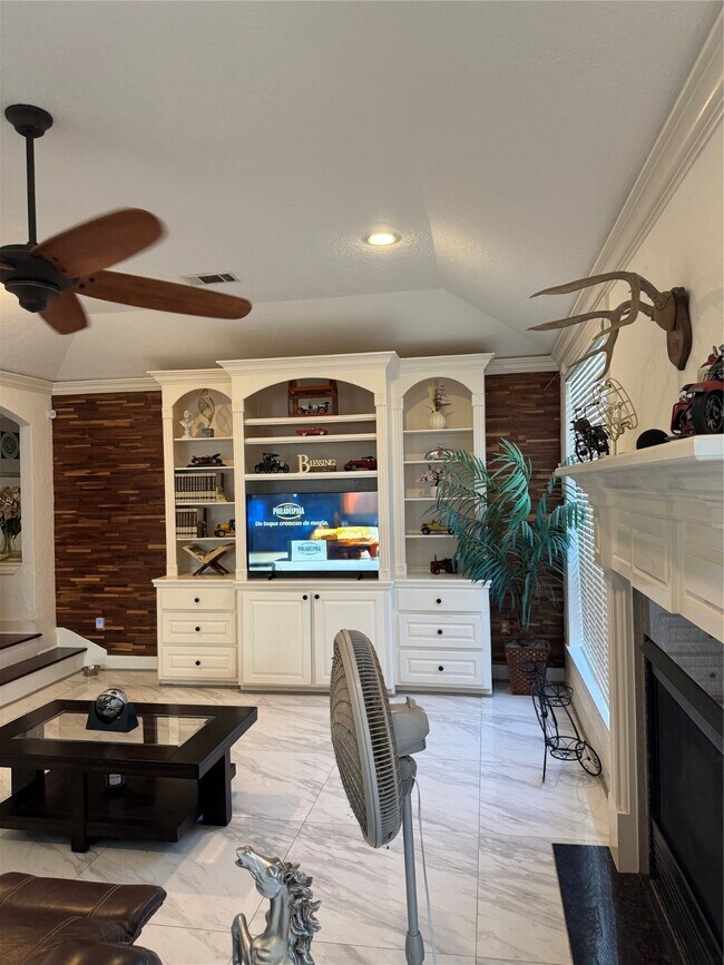 Building Photo - 6015 Ladonia St