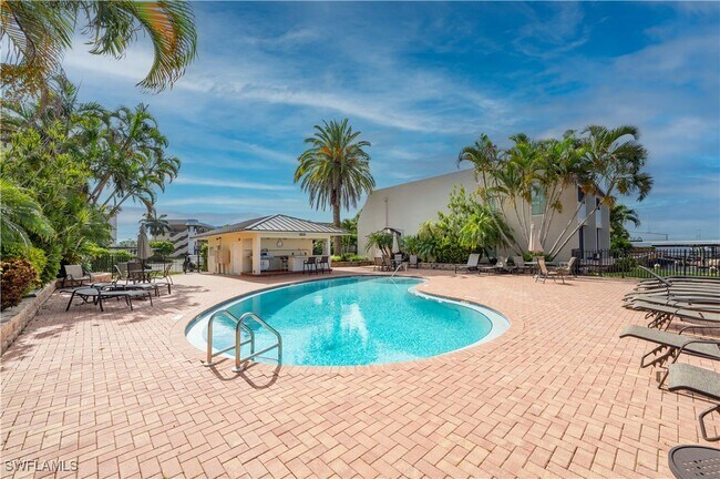 Building Photo - 800 River Point Dr