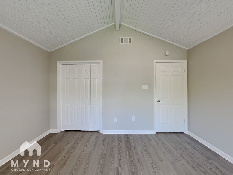 Building Photo - 10631 Plum Lake Dr