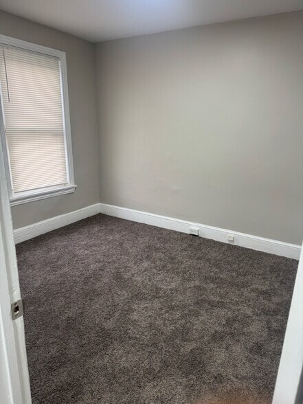 Building Photo - 905 N Spruce St