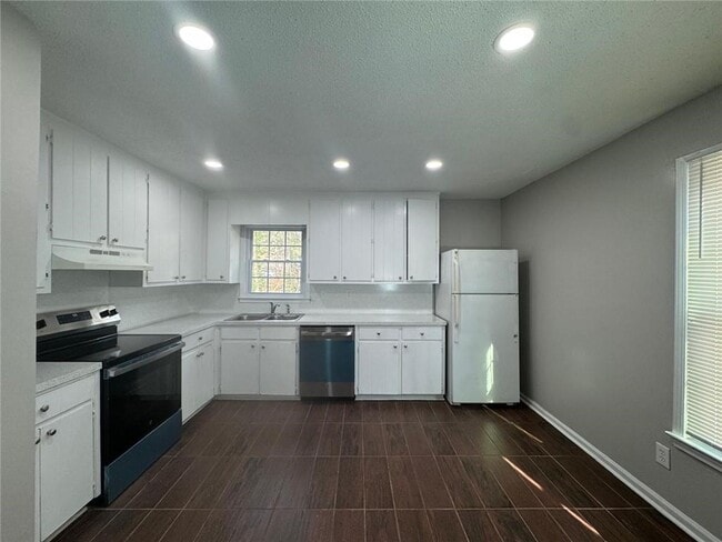 Building Photo - 385 Holly Ridge Dr NW