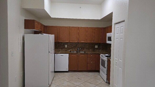 Building Photo - 2801 Riverside Dr