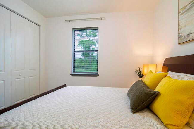 Building Photo - 15245 Brainbridge Cir