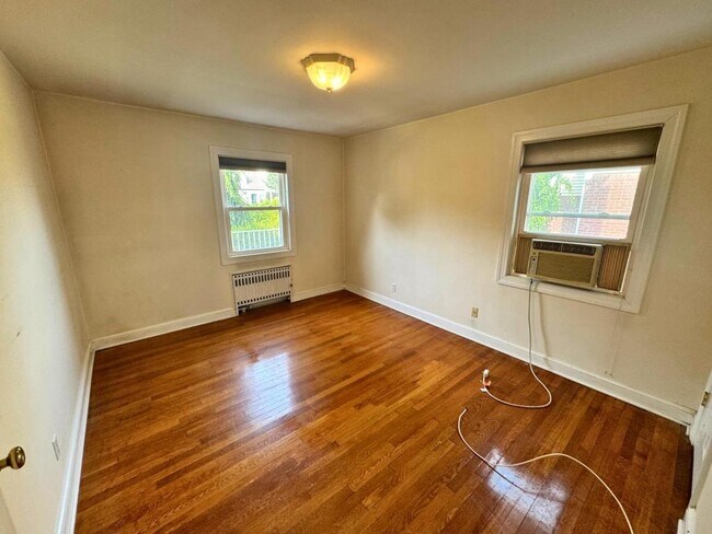 Building Photo - 11-02 Charles St