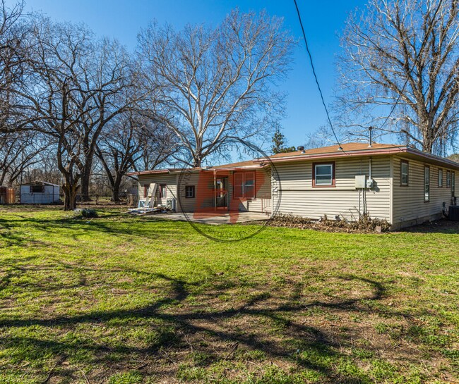 Building Photo - 817 Lawrence Dr