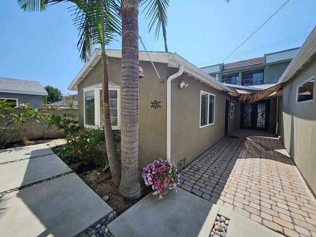 Building Photo - New Listing: Cozy 3-Bedroom, 3-Bathroom Ho...