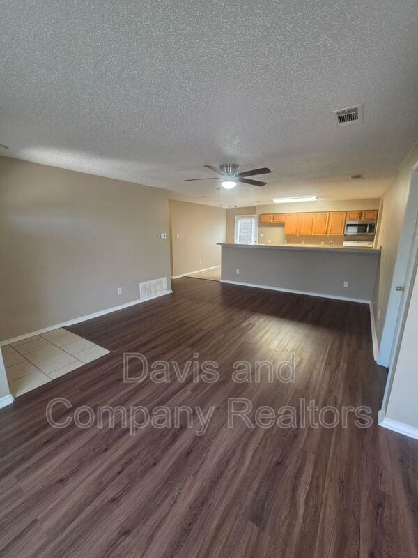 Building Photo - 707 Devonian Dr