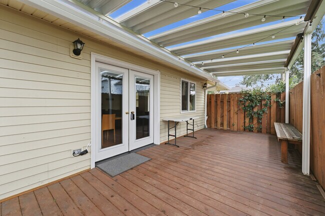 Building Photo - 5003 NE Mason St