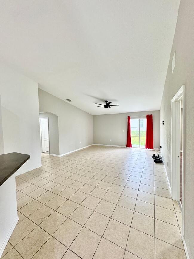 Building Photo - 4 Bedroom 2 Bath Home in Poinciana Village 3