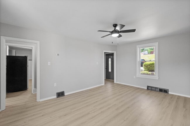 Building Photo - SCORE 50% OFF 1ST MONTH'S RENT IF SIGNED BY DEC 5! Beautiful 2 bedroom home in Coraopolis availab...