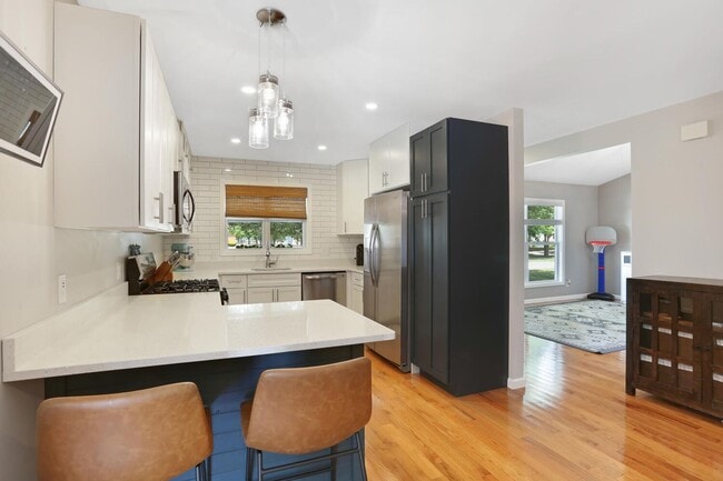 Building Photo - New Rental! 3 Bed, 2 Bath, 2 Car Garage, F...