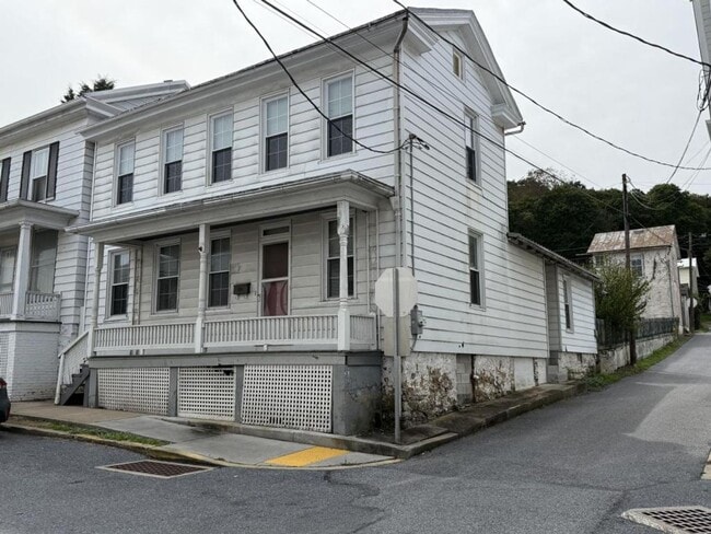 Building Photo - 3 Bedroom in Newport, PA!