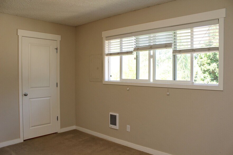 Building Photo - 2725-2743 SE Taylor St