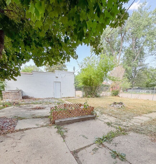 Building Photo - 2 BED/ 2 BATH SINGLE FAMILY HOME