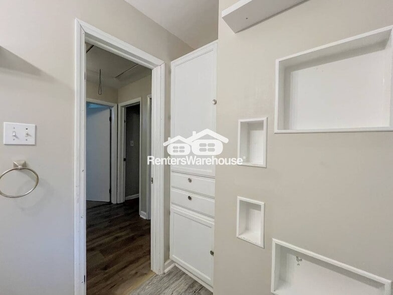 Building Photo - 3664 Dey St