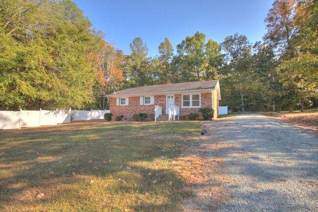 Primary Photo - Adorable brick home in Northern Durham Cou...